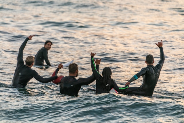 Les plages: les vagues font des merveilles pour les surfeurs