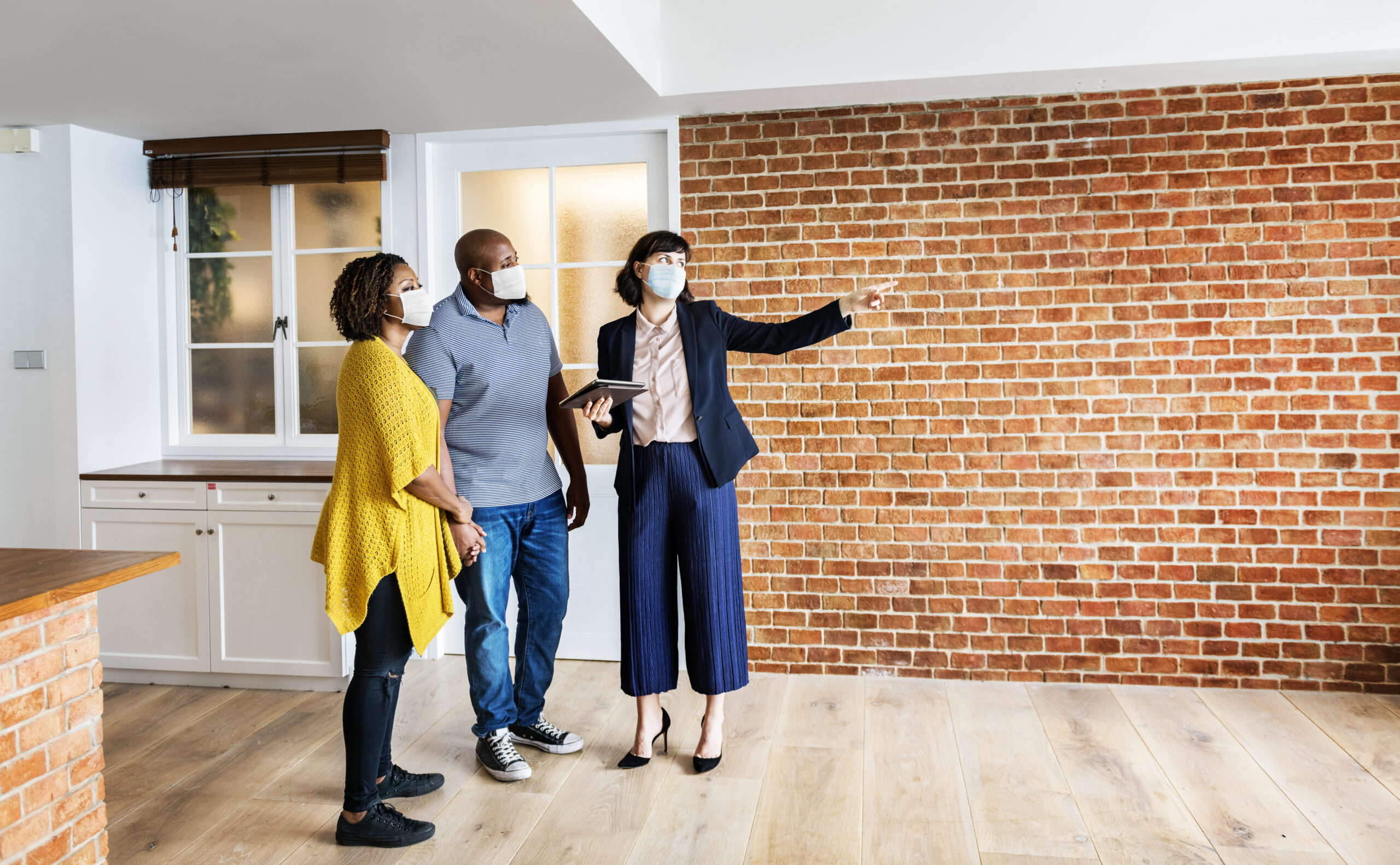 Jeune famille en négociation du prix d'un appartement en Essonne