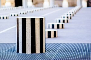 blocs de bois blancs et noirs sur sol en béton gris