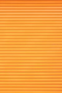 un fond orange avec des lignes horizontales