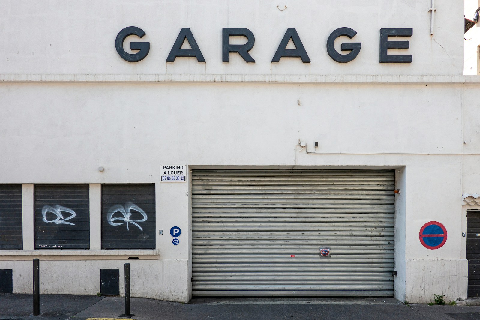 un bâtiment avec un panneau dessus
