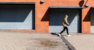un homme marchant sur un trottoir en os courant