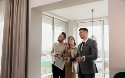 Groupe de trois personnes à l'intérieur d'une maison, un document en main