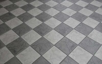 Carrelage en damier clair et sombre sur le sol