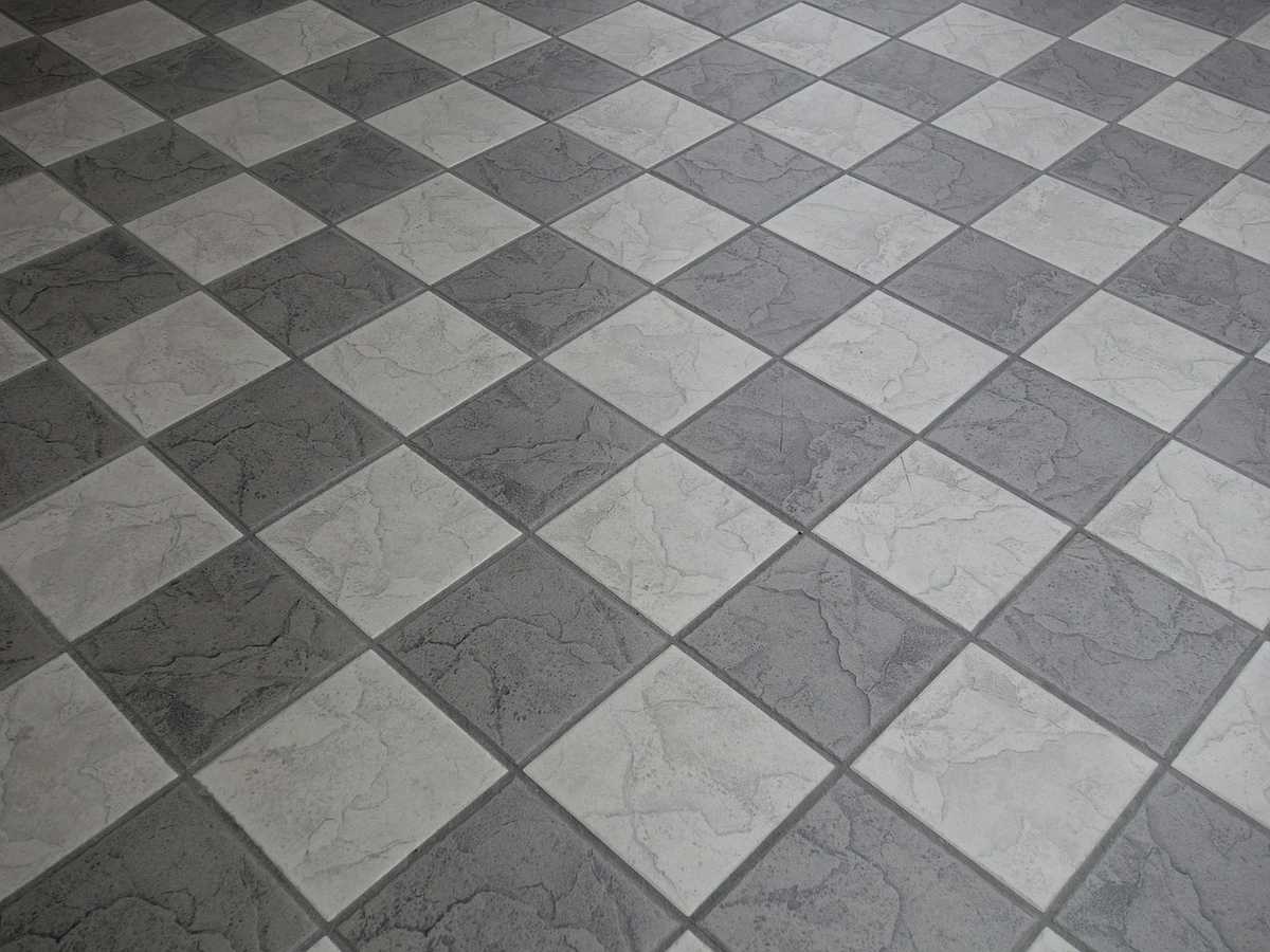 Carrelage en damier clair et sombre sur le sol